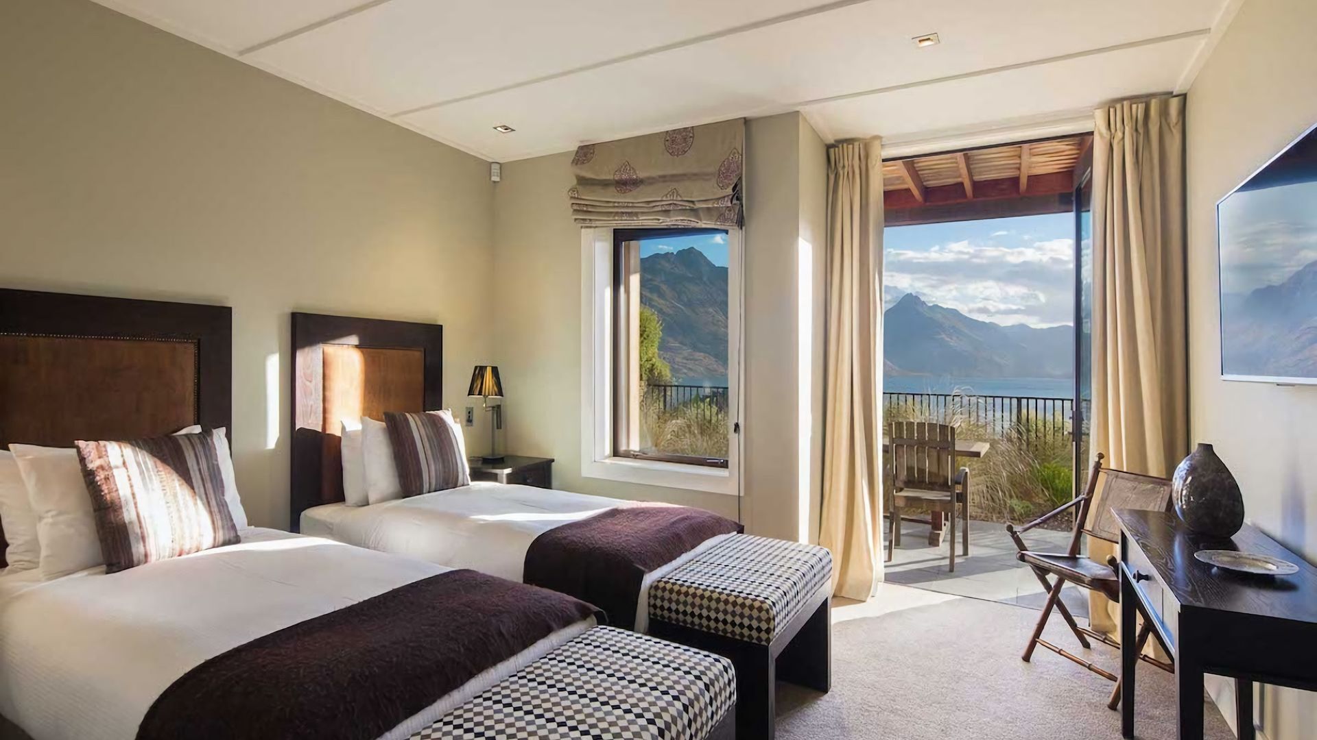 3 bedrooms, desk, Internet