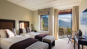 3 bedrooms, desk, Internet