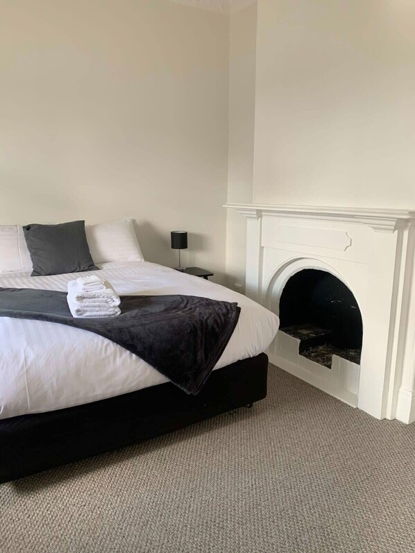 3 bedrooms, desk, iron/ironing board, free WiFi