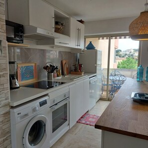 Frigorifero, microonde, forno, piano cottura