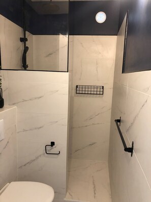 Shower, towels, soap, shampoo - Studio Near Eiffel Tower JO 2024 (Paris)