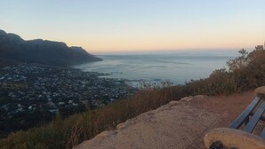 A coastal town with a view of the sea and mountains in the background. - Room-your Peaceful Haven, Unique Shared (Cape Town)