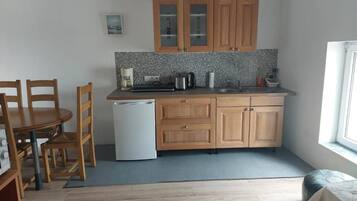 Refrigerador, microondas, cafetera y tetera y licuadora