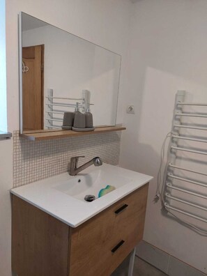 Dusche, Haartrockner, Handtücher, Seife