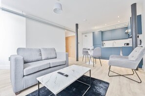 TV, offices - Characterful 1 Bed Central Nottingham Apartment (Nottingham)