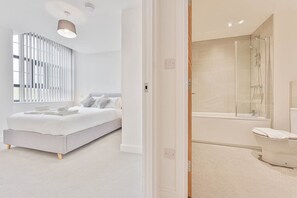 Shower, hair dryer, towels - Characterful 1 Bed Central Nottingham Apartment (Nottingham)