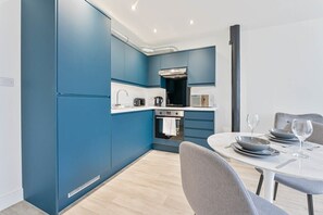 Fridge, microwave, oven, stovetop - Characterful 1 Bed Central Nottingham Apartment (Nottingham)