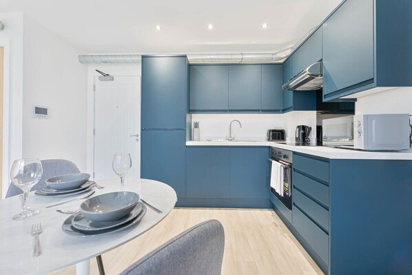 Fridge, microwave, oven, stovetop - Characterful 1 Bed Central Nottingham Apartment (Nottingham)