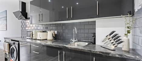 Kylskåp, mikrovågsugn, ugn och brödrost