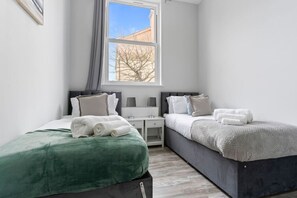 1 habitación, tabla de planchar con plancha, wifi gratis y ropa de cama 