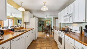 Réfrigérateur, micro-ondes, plaque de cuisson, lave-vaisselle