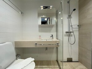 Standard-Apartment | Badezimmer | Dusche, Haartrockner, Handtücher