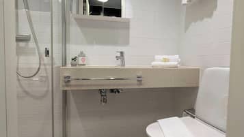 Standard-Apartment | Badezimmer | Dusche, Haartrockner, Handtücher