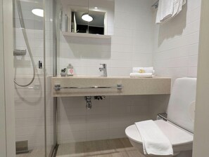 標準公寓 | 浴室 | 淋浴設備、吹風機、毛巾