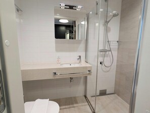 Standard-Studio | Badezimmer | Dusche, Haartrockner, Handtücher