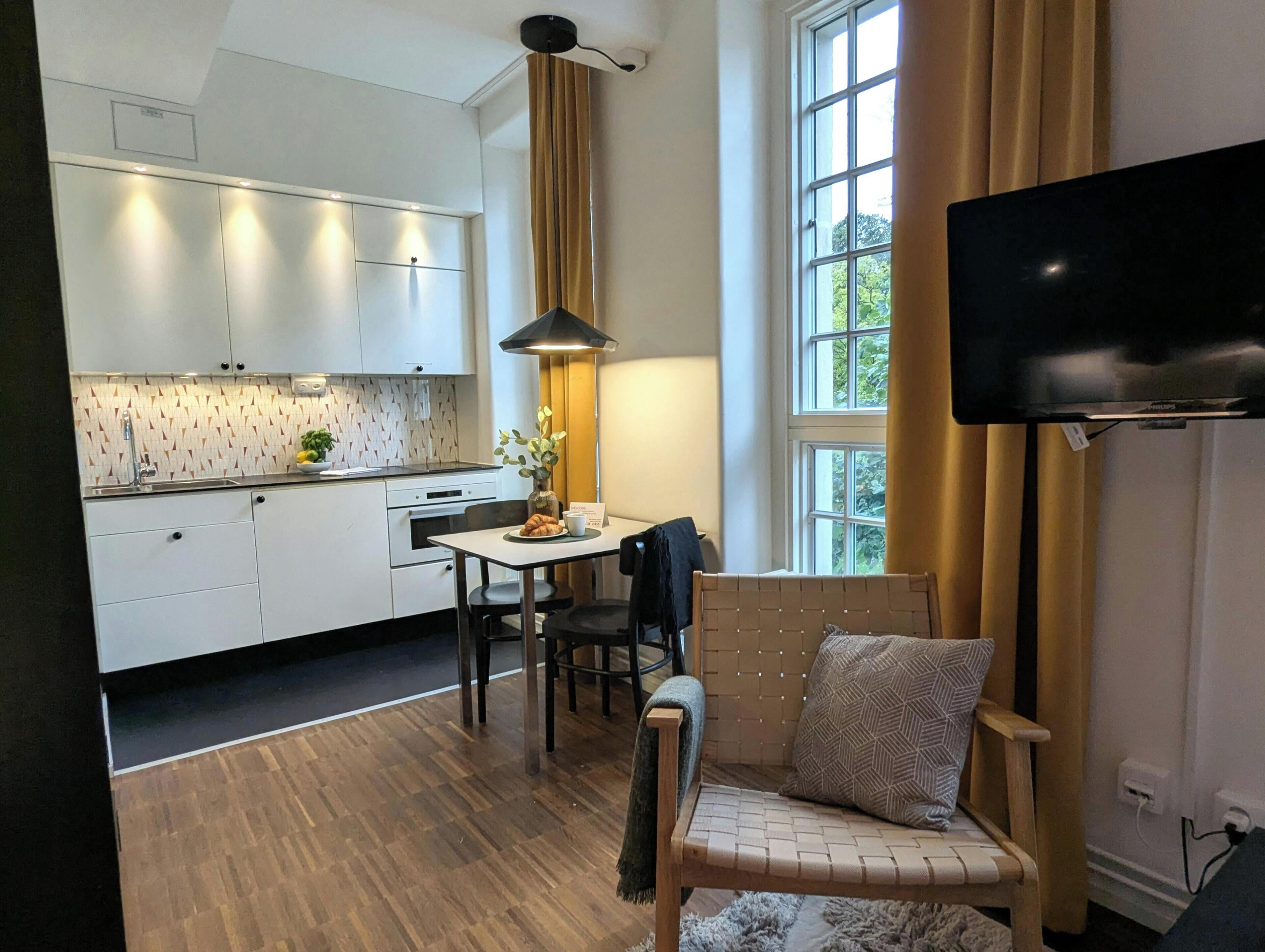 Studio Standard | Eget kök | Minikylskåp, mikrovågsugn, spishäll och diskmaskin