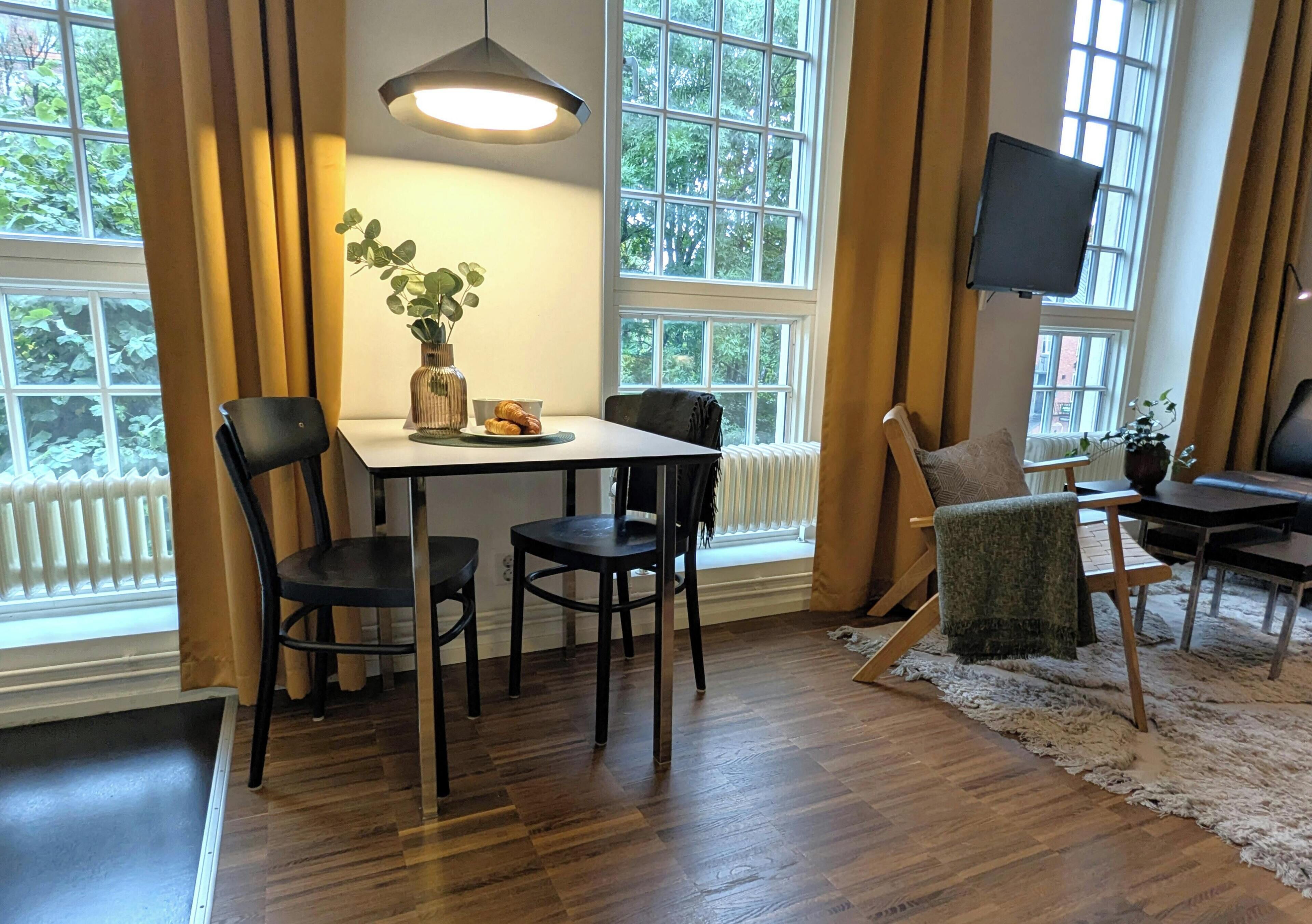 Departamento estándar | Área de sala de estar | Televisión de 32 pulgadas con canales por cable 