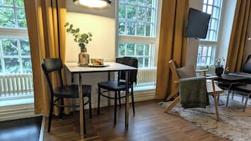 Departamento estándar | Área de sala de estar | Televisión de 32 pulgadas con canales por cable