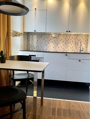 Apartamento estándar | Cocina privada | Frigorífico pequeño, microondas, placa de cocina y lavavajillas