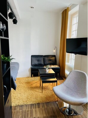 Apartamento estándar | Zona de estar | Televisor de 32 pulgadas con canales por cable
