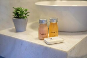 Douche, sèche-cheveux, serviettes fournies