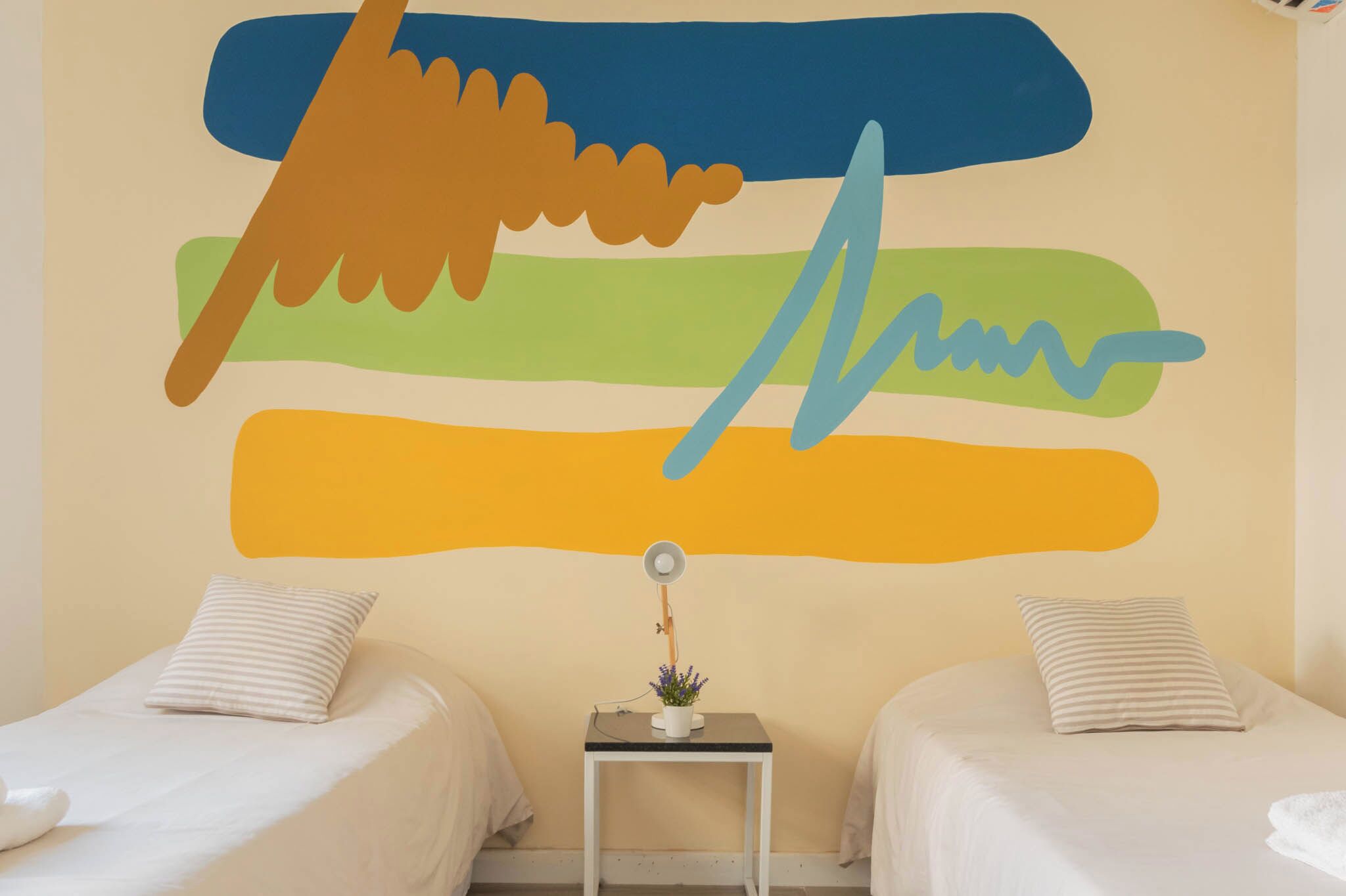 5 habitaciones, tabla de planchar con plancha, wifi y ropa de cama 