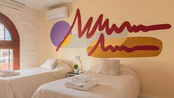 5 bedrooms, iron/ironing board, WiFi, bed sheets
