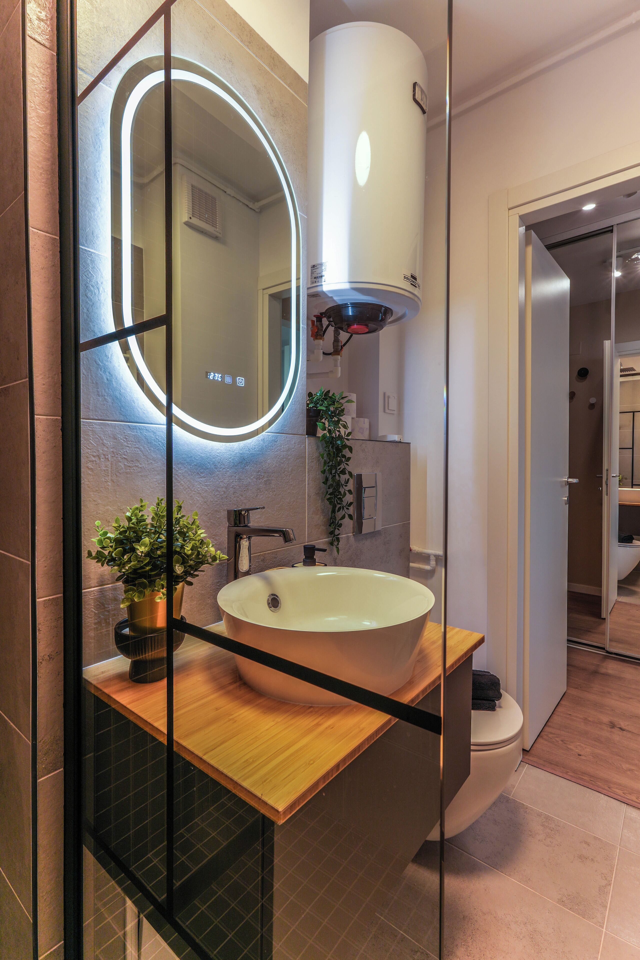 Estudio Deluxe | Baño | Ducha, cabezal de ducha tipo lluvia, secador de pelo y toallas