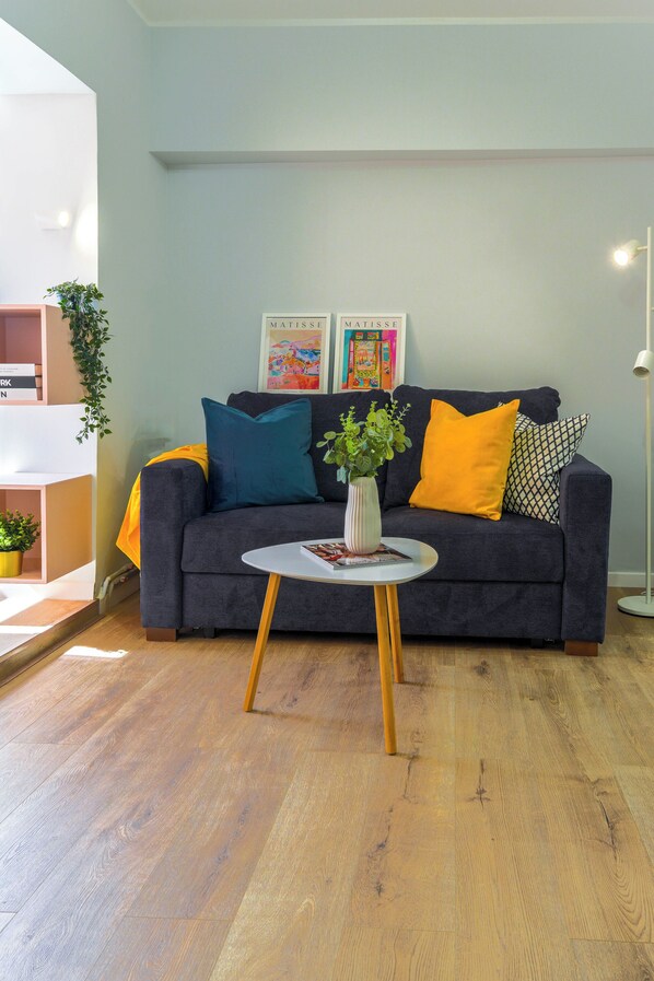 إستديو ديلوكس | منطقة المعيشة | تلفزيون ذكي، برامج وأفلام نتفليكس، خدمات بث