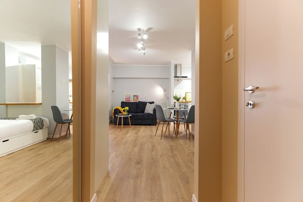 Studio – deluxe | Skrivebord for bærbar PC, strykejern/-brett og barnesenger (inkludert)