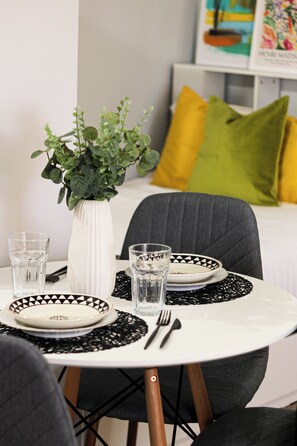 Studio – deluxe | Spiseområde på rommet