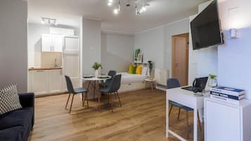 Deluxe Studio | Laptop workspace, iron/ironing board, free cots/infant beds, free WiFi