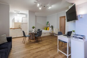 Deluxe Studio | Laptop workspace, iron/ironing board, free cots/infant beds, free WiFi - Andreea (Bucharest)