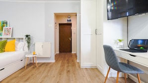 Laptop workspace, iron/ironing board, free cots/infant beds, free WiFi - Andreea (Bucharest)
