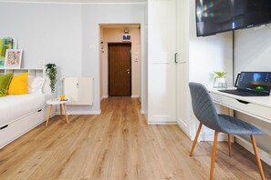 Studio – deluxe | Skrivebord for bærbar PC, strykejern/-brett og barnesenger (inkludert)