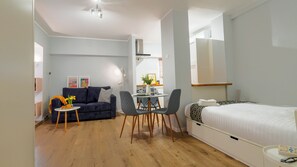 إستديو ديلوكس | مساحة عمل للكمبيوتر المحمول ومكواة/لوح كي وأسرّة أطفال/رضّع (مجانًا)