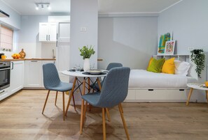 إستديو ديلوكس | منطقة المعيشة | تلفزيون ذكي، برامج وأفلام نتفليكس، خدمات بث