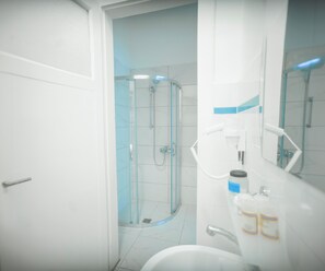 Ducha, cabezal de ducha tipo lluvia, secador de pelo y zapatillas