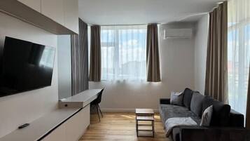 Een televisie en een kantoor