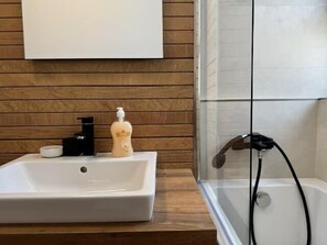 Douche, sèche-cheveux, serviettes fournies