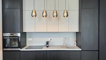 Een koelkast, een oven, een kookplaat, een koffiezetapparaat/waterkoker