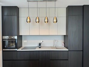 Kjøleskap, ovn, kokeplater og kaffetrakter/tekoker