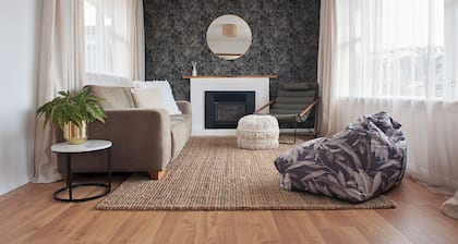 Seaside Retreat - Stylish, newly renovated oceanside property