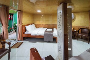 Habitación cuádruple estándar | Ropa de cama de alta calidad y decoración personalizada 