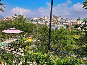 Habitación doble económica | Restaurante al aire libre