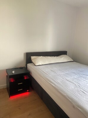 1 sovrum, strykjärn/strykbräda, wi-fi och sängkläder