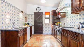 Microwave, oven, dishwasher, coffee/tea maker