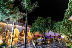 حمّام سباحة خارجي