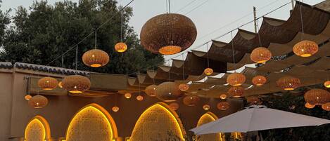 Fachada de la propiedad por la tarde o noche