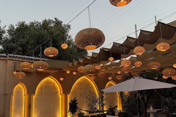 Vista frontal de la propiedad por la tarde o noche